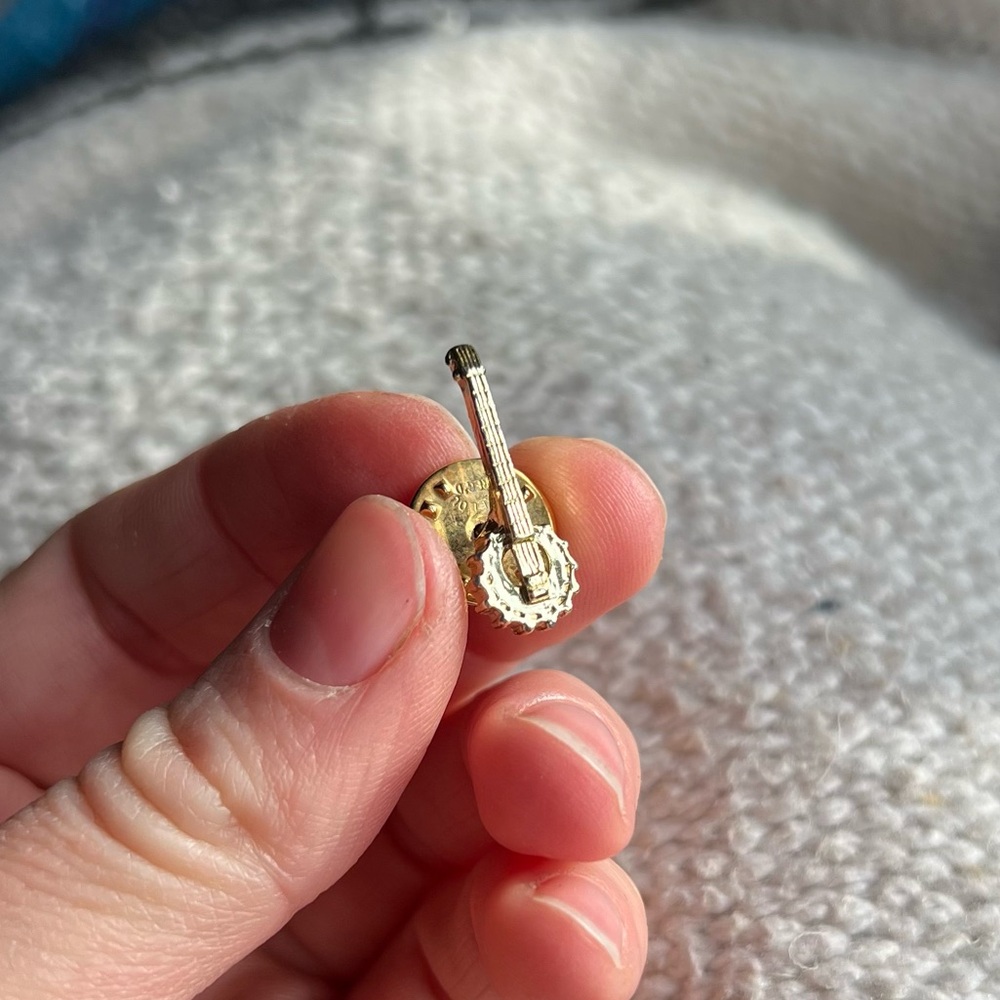 Gold Banjo Pin - Picture 3 of 4
